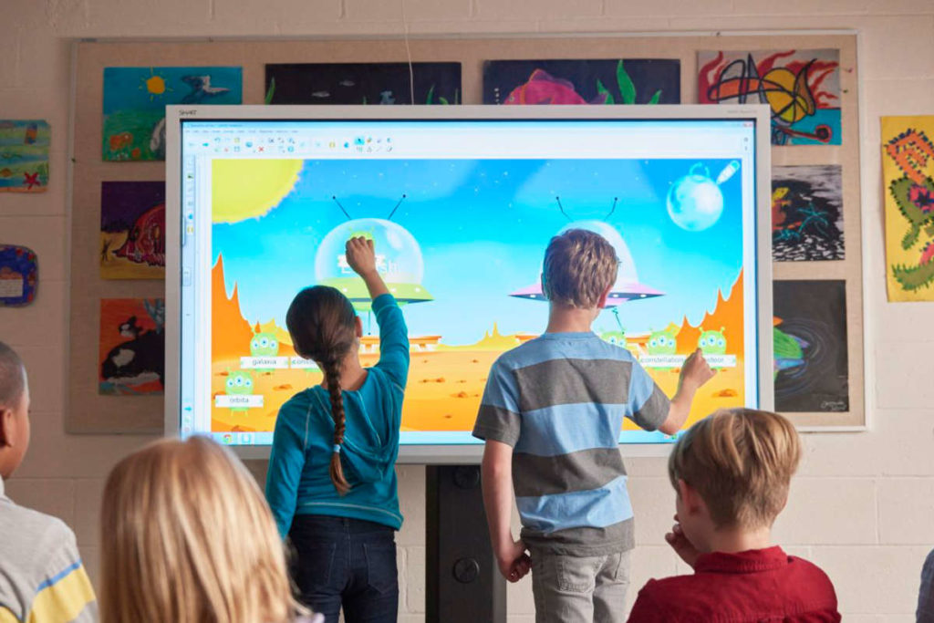 dzieci przy tablicy interaktywnej